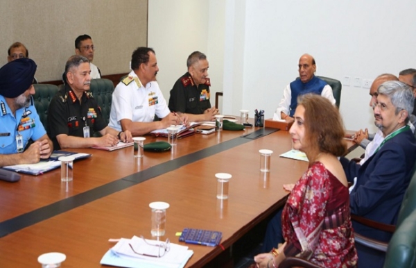 रक्षा मंत्री राजनाथ सिंह सुरक्षा मुद्दों पर बैठक करते हुए