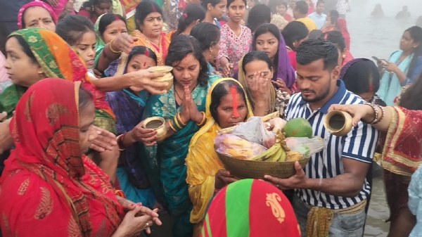 अर्घ्य देते श्रद्धालु