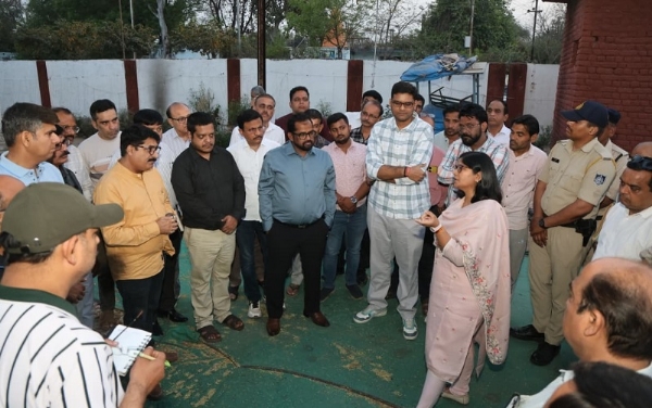 कलेक्टर ने पुस्तक विक्रेताओं व अधिकारियों के साथ लिया जायजा