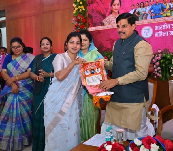 मुख्यमंत्री डॉ. मोहन यादव के जन्म दिवस पर पाती लेकर बहनें पहुंची मुख्यमंत्री निवास