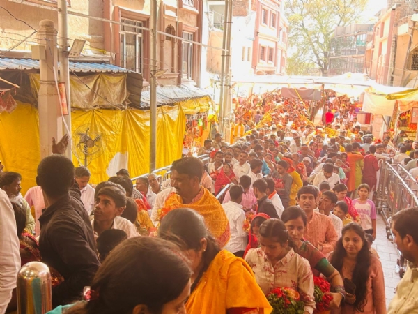 विंध्यधाम में दर्शनार्थियों की भीड़।