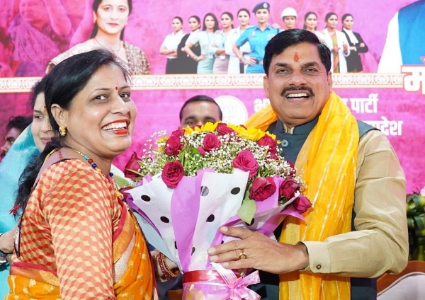 मुख्यमंत्री निवास पर महिलाओं ने मोहन यादव को दी जन्मदिन की शुभकामनाएं