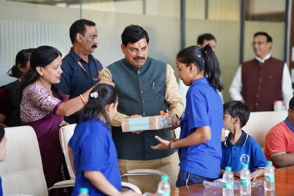 मुख्यमंत्री डॉ. मोहन यादव अपने जन्म दिवस पर दिव्यांग बच्चों के साथ, मुख्यमंत्री निवास में स्नेह और दुलार कर उपहार भेंट किए। मुख्यमंत्री डॉ. मोहन यादव अपने जन्म दिवस पर दिव्यांग बच्चों के साथ, मुख्यमंत्री निवास में स्नेह और दुलार कर उपहार भेंट किए।