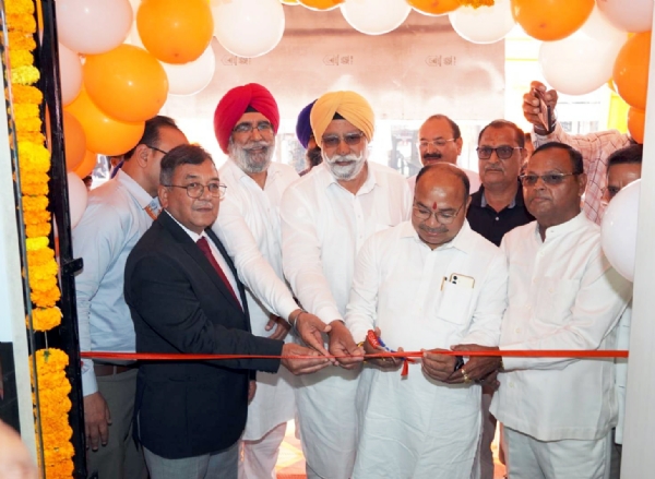 नानकमत्ता शाखा का शुभारंभ करते कूर्मांचल बैंक के प्रबंधक विनय साह एवं अन्य।