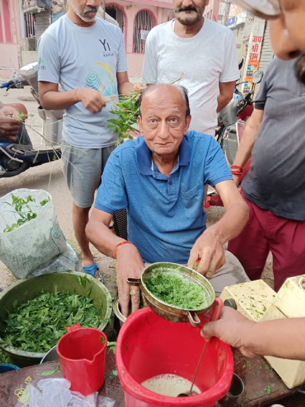 लोगों को नीम का काढ़ा बांटते हुए राकेश पप्पू भाई