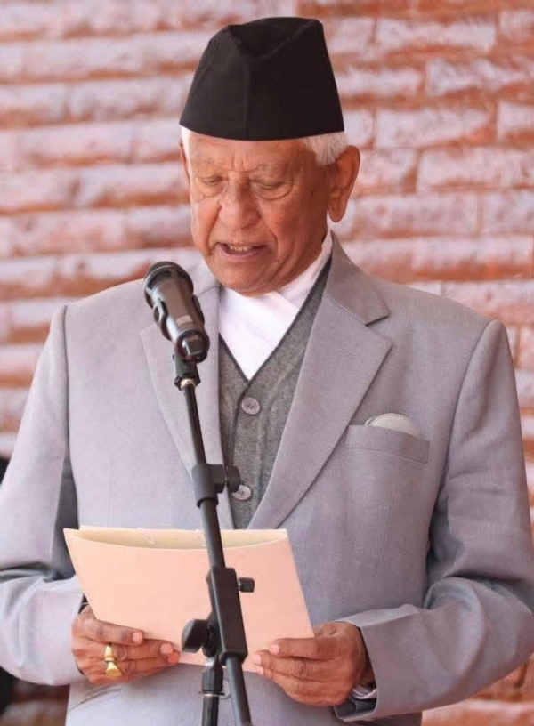 अर्जुन नरसिंह के सी प्रोटेम स्पीकर के रूप में शपथ लेते हुए