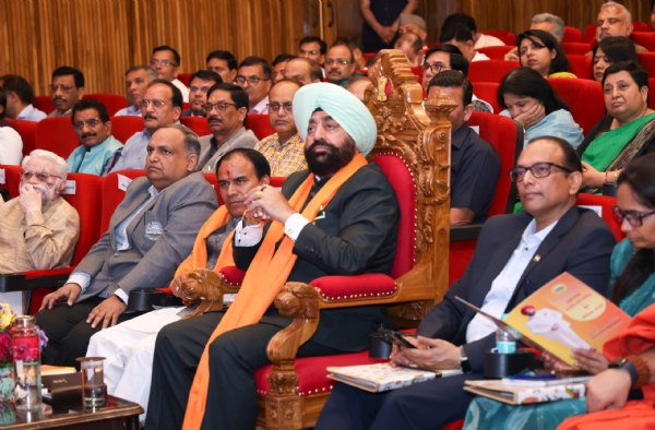 कार्यक्रम में मौजूद राज्यपाल व अन्य।