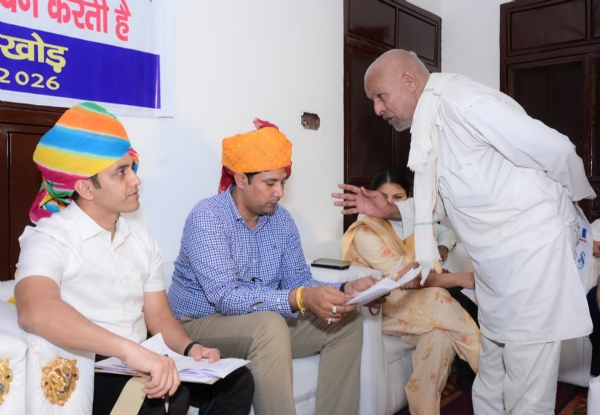 गुरुग्राम के गांव खोड़ में रात्रि ठहराव के दौरान ग्रामीणों की समस्याएं सुनते उपायुक्त अजय कुमार।