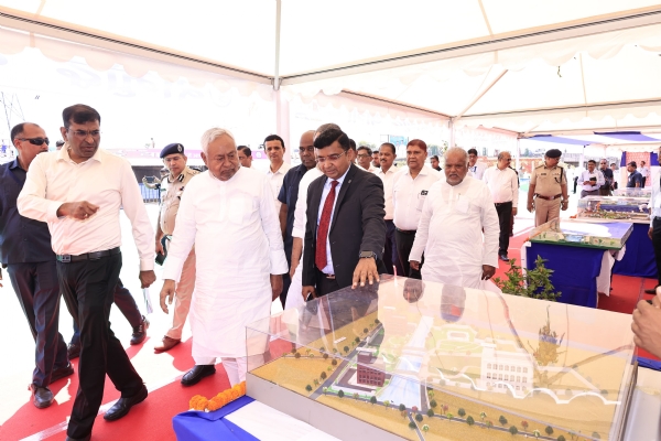 कार्यों की समीक्षा करते सीएम