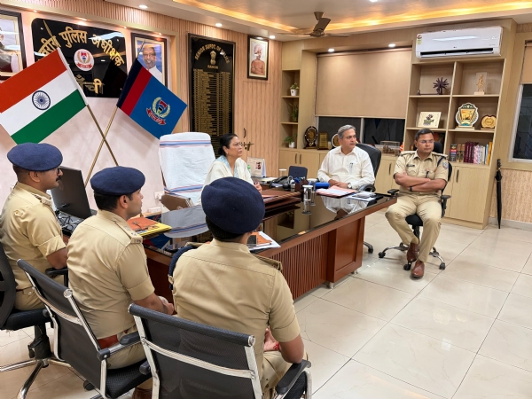 डीजीपी बैठक करते हुए