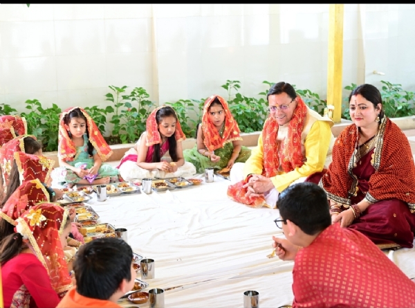 मुख्यमंत्री पुष्कर  सिंह धामी कन्या पूजन करते हुए।