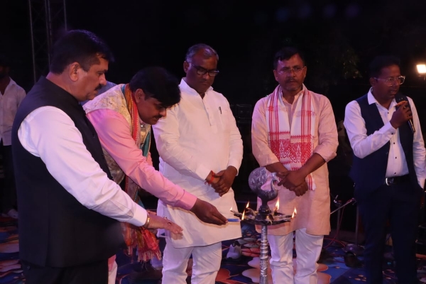 जौनपुर महोत्सव के दूसरे दिन कार्यक्रम का शुभारंभ करते हुए जिलाधिकारी डॉ दिनेश चंद्र राज्य मंत्री गिरीश चंद्र यादव जौनपुर महोत्सव के दूसरे दिन कार्यक्रम का शुभारंभ करते हुए जिलाधिकारी डॉ दिनेश चंद्र राज्य मंत्री गिरीश चंद्र यादव