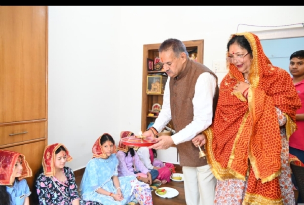 मंत्री गणेश जोशी अपने शासकीय आवास पर कन्या पूजन करते हुए।