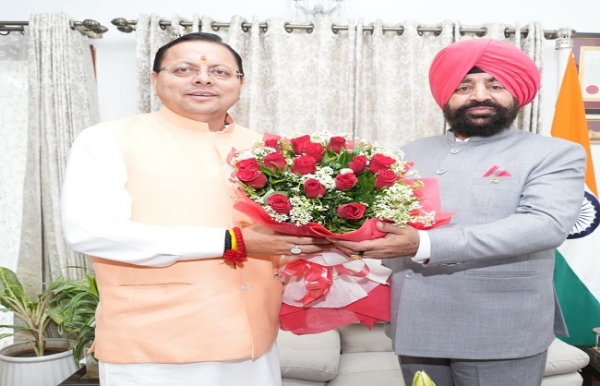 उत्तराखंड के मुख्यमंत्री लोकभवन में राज्यपाल से भेंट करते हुए।