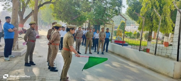 मिशन शक्ति फेज 5.0 के तहत जौनपुर में ‘रन फॉर एम्पावरमेंट’ को हरि झंडी दिखाते हुए क्षेत्राधिकारी शहर