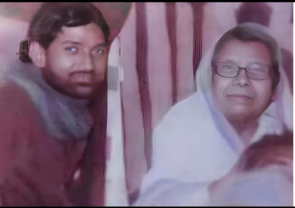 बायीं ओर महादेवी वर्मा और दायीं ओर लेखक आचार्य पं. पृथ्वीनाथ पाण्डेय (विद्यार्थी-जीवन)