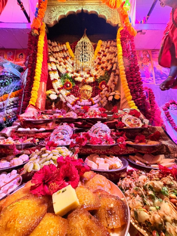 नवरात्र की महाअष्टमी, नवमी तिथि पर  माता रानी का श्रृंगार।