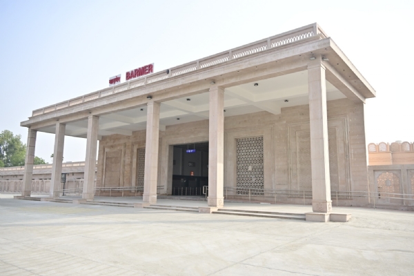 अत्याधुनिक सुविधाओं के साथ बाड़मेर रेलवे स्टेशन को किया गया है पुनर्विकसित