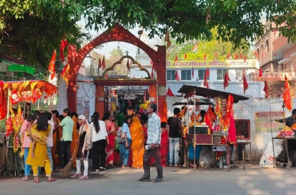 हनुमान मंदिर में जुटे श्रद्धालु