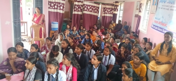 ग्राम कुकरेल में आयोजित बेटी पंचायत कार्यक्रम में उपस्थित स्कूली बालिकाएं।