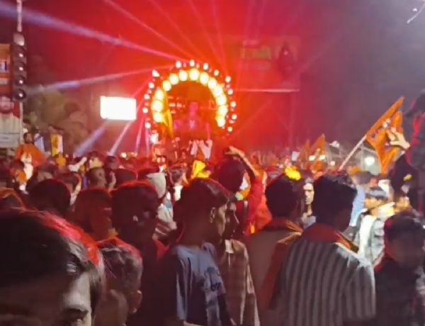 शोभायात्रा में शामिल लोग