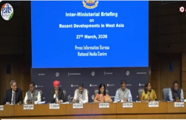 प्रेस को संबोधित करते पेट्रोलियम एवं प्राकृतिक गैस मंत्रालय की संयुक्त सचिव सुजाता शर्मा और अन्य