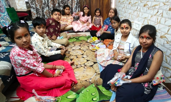 रामगंगा विहार कॉलोनी में एक घर में कन्या पूजन के दौरान कन्या-बरुए।