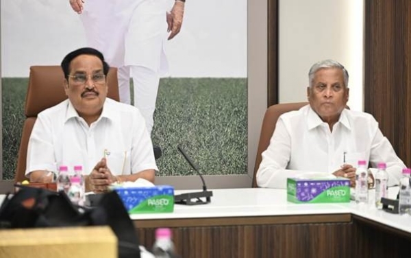 नई दिल्ली में जल शक्ति मंत्री सीआर पाटिल और मेघालय के मुख्यमंत्री कॉन्ग्राड संगमा की उपस्थिति में जल जीवन मिशन 2.0 के तहत सुधार-आधारित एमओयू पर हस्ताक्षर करते हुए अधिकारीगण।