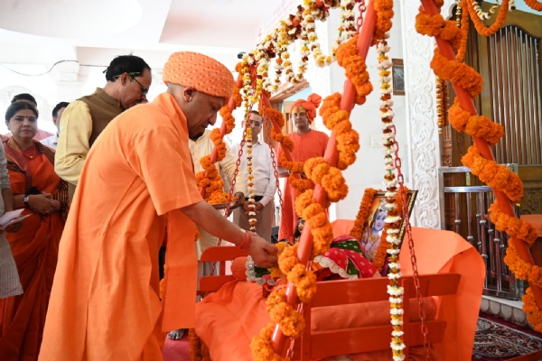 भगवान रामलला को पालने में झुलाया, आरती उतारकर की लोकमंगल की प्रार्थना*