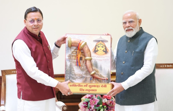 मुख्यमंत्री पुष्कर सिंह धामी नई दिल्ली में प्रधानमंत्री  मोदी कोस्वरूप मां सुरकंडा देवी की प्रतिकृति भेंट करते हुए।