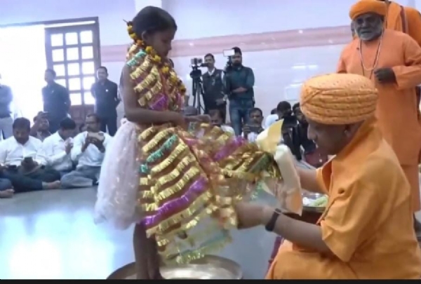 गोरखनाथ मंदिर में कन्या पूजन: मुख्यमंत्री योगी आदित्यनाथ ने पखारे चरण, कराया भोज*