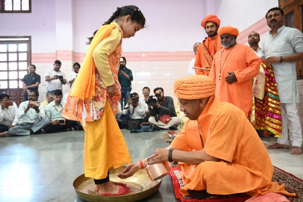 During the Kanya Pujan ritual, the Chief Minister personally served food with his own hands and sought blessings from the young girls by offering them *Dakshina* and gifts.