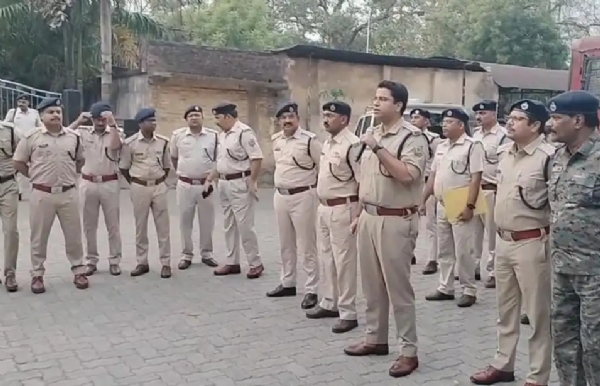 पुलिस कर्मी और पदाधिकारियों को दिशा-निर्देश देते सीटी एसपी कुमार शिवा आशीष पुलिस कर्मी और पदाधिकारियों को दिशा-निर्देश देते सीटी एसपी कुमार शिवा आशीष