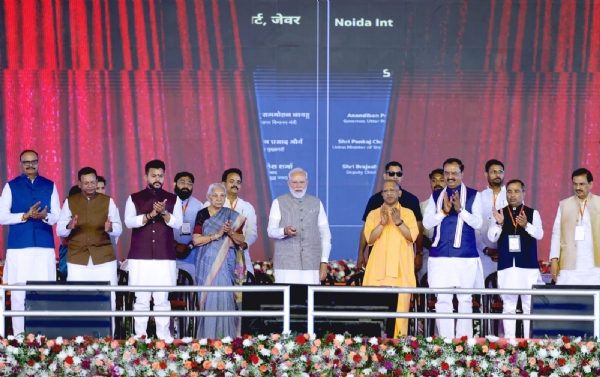 जेवर एयरपोर्ट उद्धघाटन करते प्रधानमंत्री