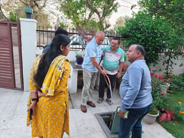 अलवर. नल में पानी की जाँच करते अधिकारी । अलवर. नल में पानी की जाँच करते अधिकारी ।