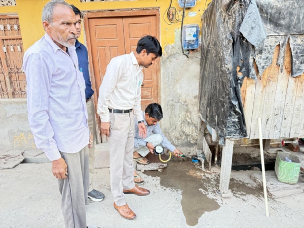 अलवर. नल में पानी की जाँच करते अधिकारी । अलवर. नल में पानी की जाँच करते अधिकारी ।