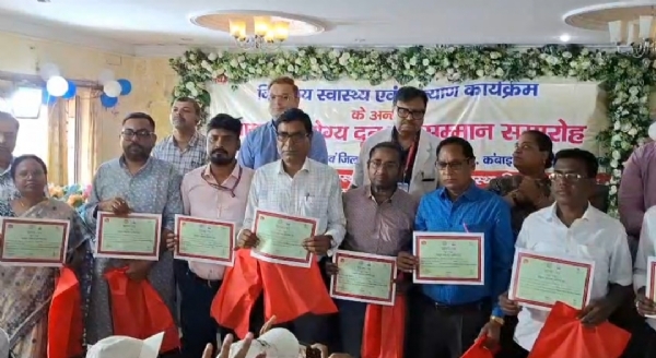 सिविल सर्जन, डीईओ और अन्य अधिकारियों संग प्रसस्ति पत्र लिए आरोग्य दूत