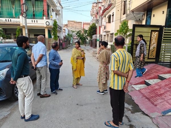 अलवर. नल में पानी की जाँच करते अधिकारी । अलवर. नल में पानी की जाँच करते अधिकारी ।