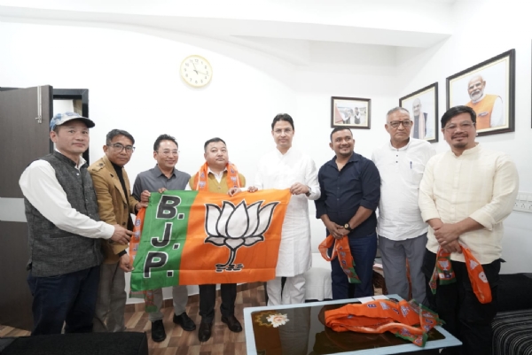 सतीश थापा को भाजपा में स्वागत करते सांसद राजू बिष्ट