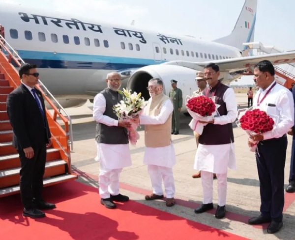 रक्षा राज्य मंत्री सहित अन्य राष्ट्रपति का स्वागत करते रक्षा राज्य मंत्री सहित अन्य राष्ट्रपति का स्वागत करते