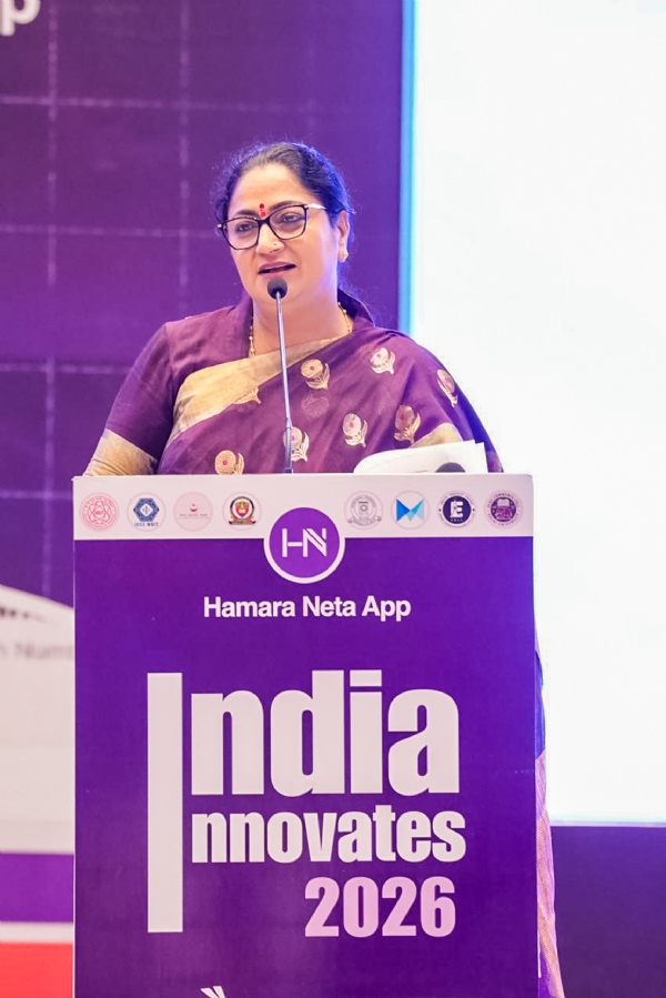 मुख्यमंत्री रेखा गुप्ता इंडिया इनोवेट्स 2026 में छात्रों को संबोधित करते हुए।