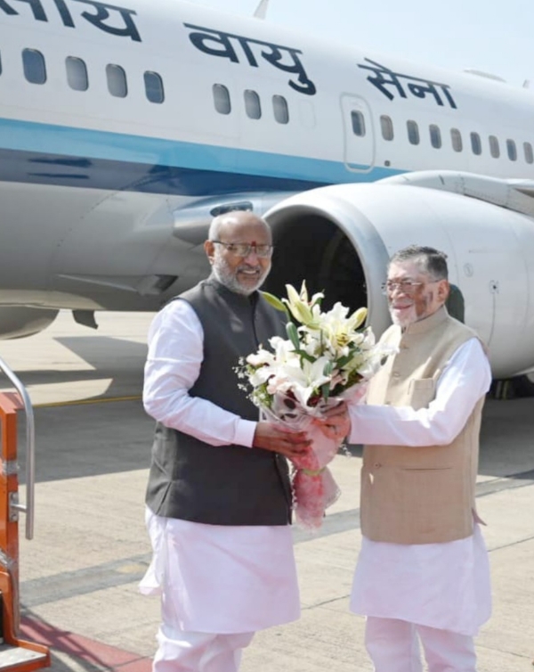 उपराष्ट्रपति का स्वागत करते राज्यपाल उपराष्ट्रपति का स्वागत करते राज्यपाल