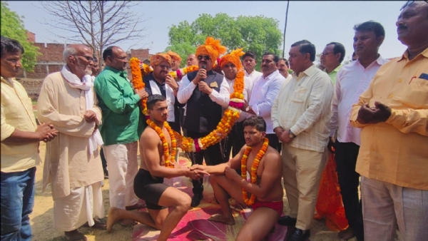 कुश्ती प्रतियोगिता में पहलवानों के साथ जिलाधिकारी डॉ दिनेश चंद्र सिंह कुश्ती प्रतियोगिता में पहलवानों के साथ जिलाधिकारी डॉ दिनेश चंद्र सिंह