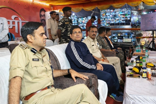 मंच से निगरानी करते डीआईजी डीसी एसपी