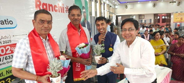 उद्घाटन करते अतिथि उद्घाटन करते अतिथि