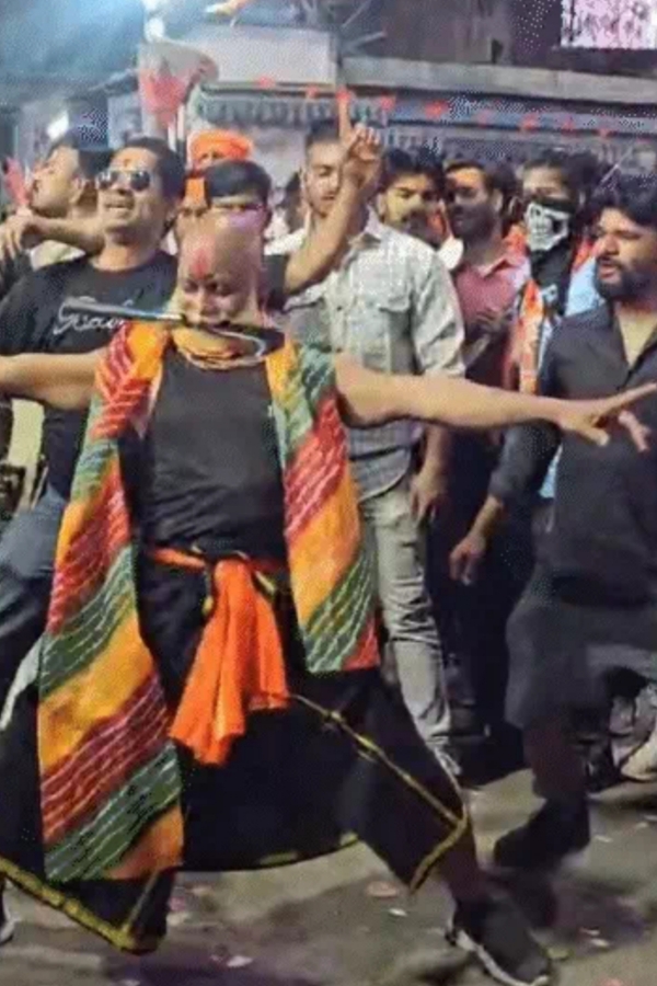 करतब दिखाता स्थानीय युवा