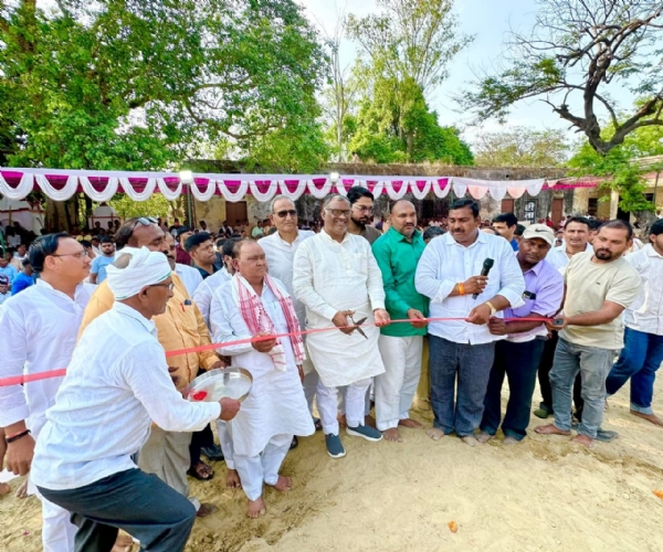 कुश्ती प्रतियोगिता का फीता काट कर उद्घाटन करते हुए मुख्य अतिथि राज्य मंत्री गिरीश चंद्र यादव कुश्ती प्रतियोगिता का फीता काट कर उद्घाटन करते हुए मुख्य अतिथि राज्य मंत्री गिरीश चंद्र यादव