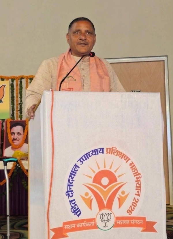 सीबीगंज मंडल के प्रशिक्षण वर्ग में बूथ प्रबंधन पर कार्यकर्ताओं को संबोधित करते मुख्य वक्ता राजेंद्र भंडारी।