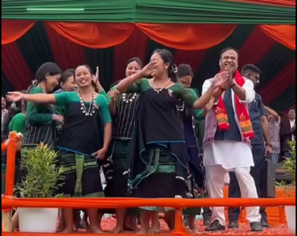असमः कार्बी आंगलोंग जिले में रविवार को चुनाव प्रचार सभा के दौरान कार्बी बच्चियों के साथ आको एबार बीजेपी सरकार गाने की धुन पर थिरकते मुख्यमंत्री डॉ. हिमंत बिस्व सरमा