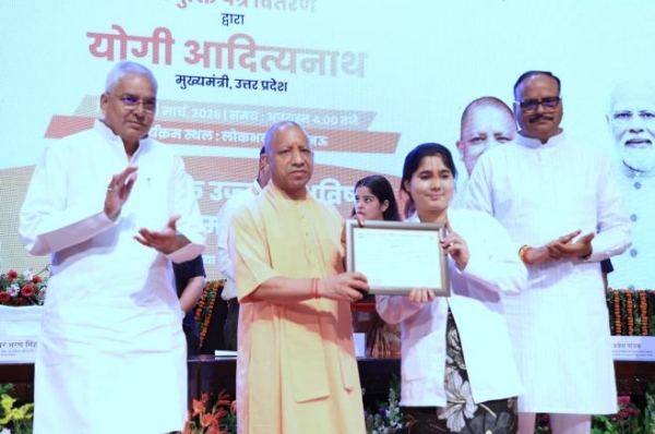 नियुक्ति पत्र सौंपते मुख्यमंत्री योगी आदित्यनाथ